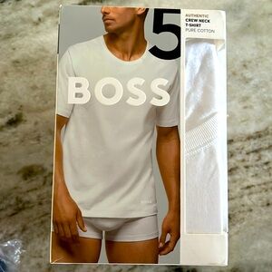 🎄NWT Boss Crew Neck Ts /5 Count
